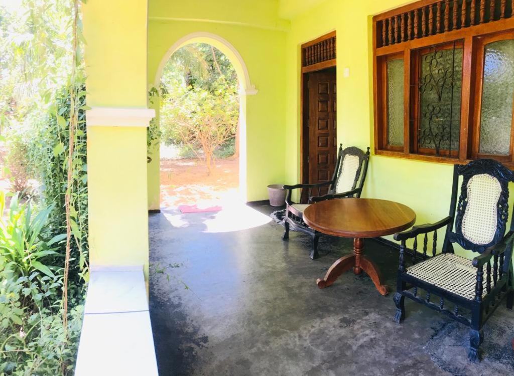 Temple Flower Guest Kirinda  Exterior foto